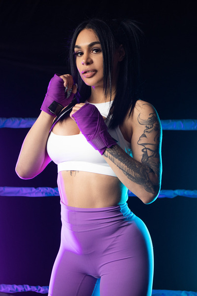 Even the bandages on her hands are fashionably colored purple. She impresses us with the typical posture of a fighter.